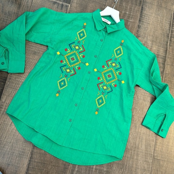 NWOT EMBROIDERED BUTTON DOWN SHIRT SIZE M - Picture 3 of 17